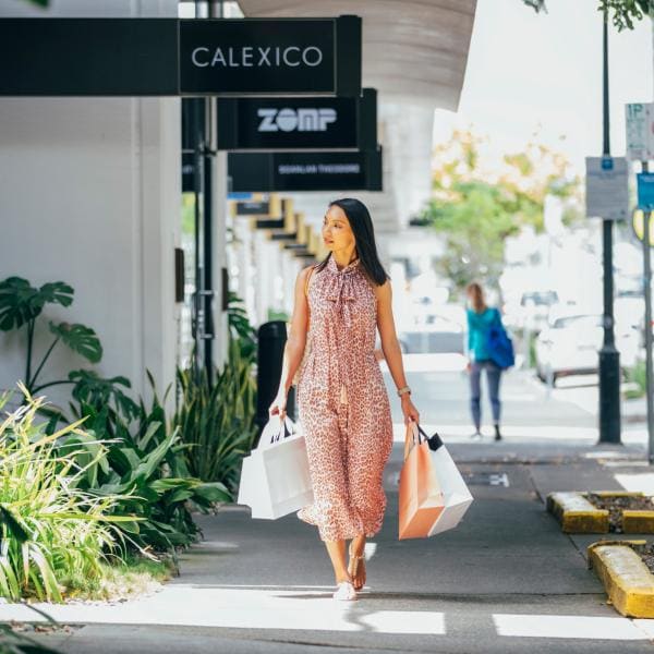 女士在佛特谷的詹姆斯街上購物©Brisbane Marketing