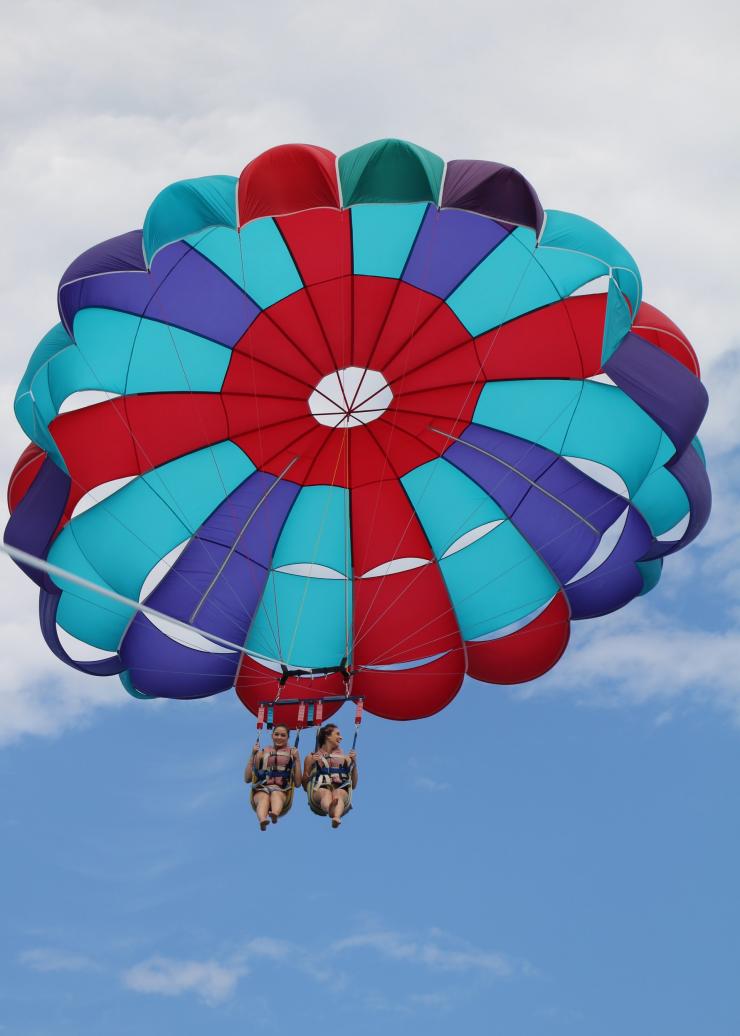 在黃金海岸參加Gold Coast Watersports的水上滑翔傘活動©黃金海岸旅遊局