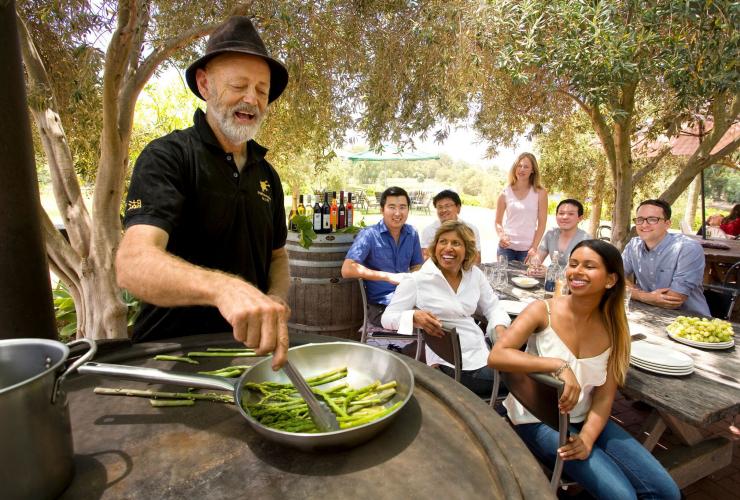 天鵝谷的Edgecombe Brothers Winery內進行的蘆筍烹飪班和美食配對葡萄酒午餐©西澳州旅遊局