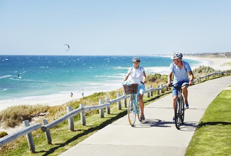 在西澳（WA）珀斯（Perth）科特索海灘（Cottesloe Beach）踩單車©西澳旅遊局