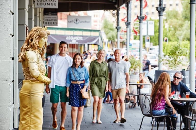 行人在費裡曼圖的卡布奇諾街上步行©西澳州旅遊局