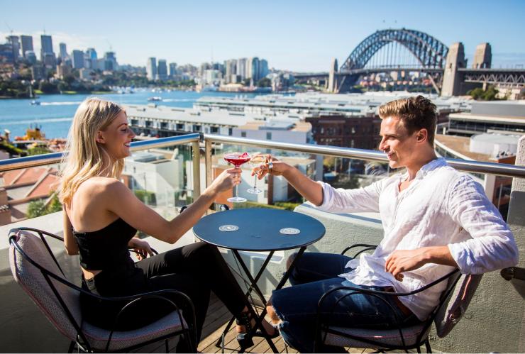 情侶位於悉尼Henry Deane酒吧天台©新南威爾士州旅遊局