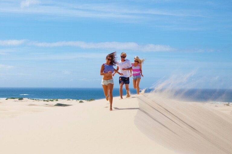 新南威爾士史蒂芬港斯托克頓海岸線沙丘（Stockton Bight Sand Dunes）©澳洲旅遊局