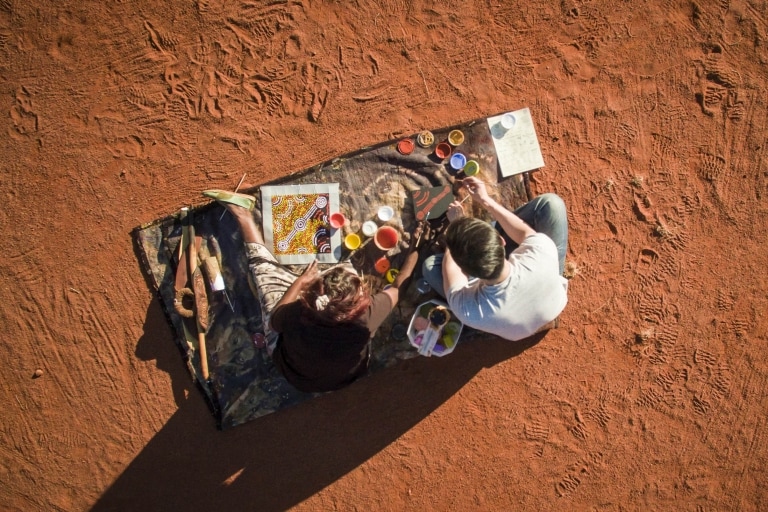 北領地烏魯魯卡塔丘塔國家公園的瑪魯庫藝術©澳洲旅遊局Archie Sartracom
