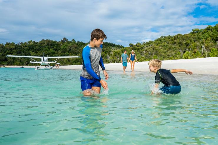 兩個小孩在昆士蘭州的白天堂沙灘嬉水©昆士蘭旅遊及活動推廣局