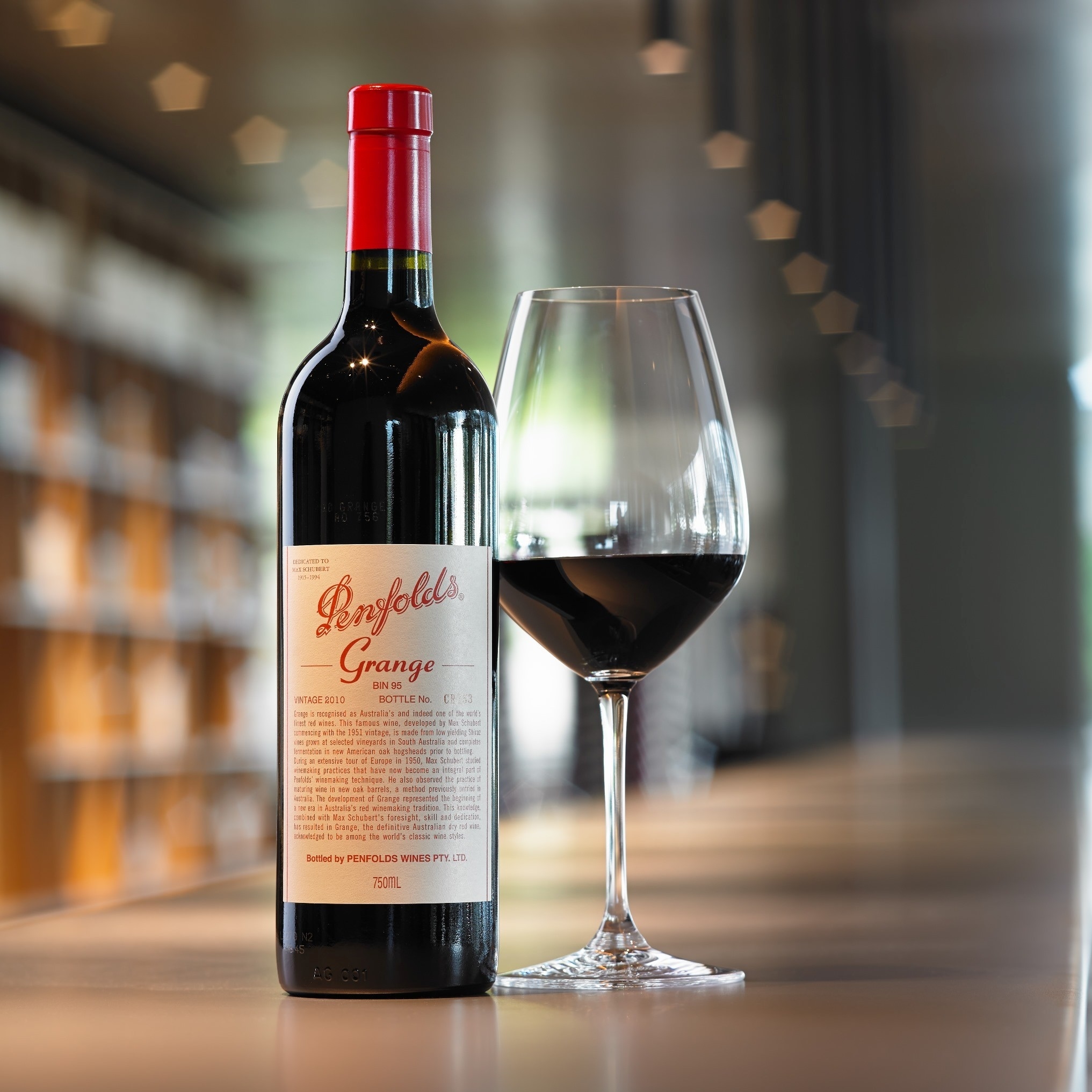 在瓶子內和酒杯中的奔富格蘭奇葡萄酒（Penfolds Grange wine）© Penfolds