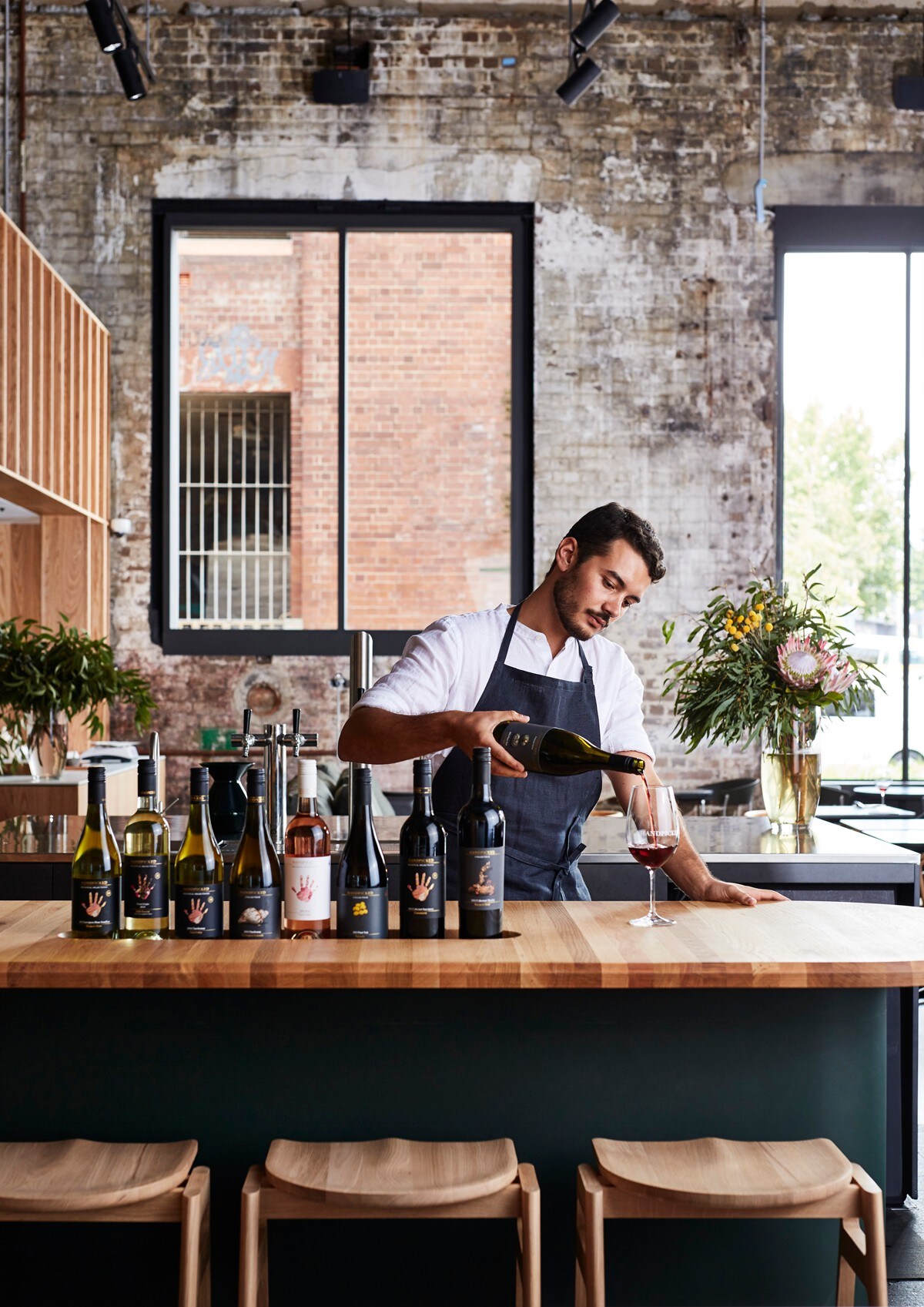 調酒師在悉尼的Handpicked Wines內倒酒©Handpicked Wines