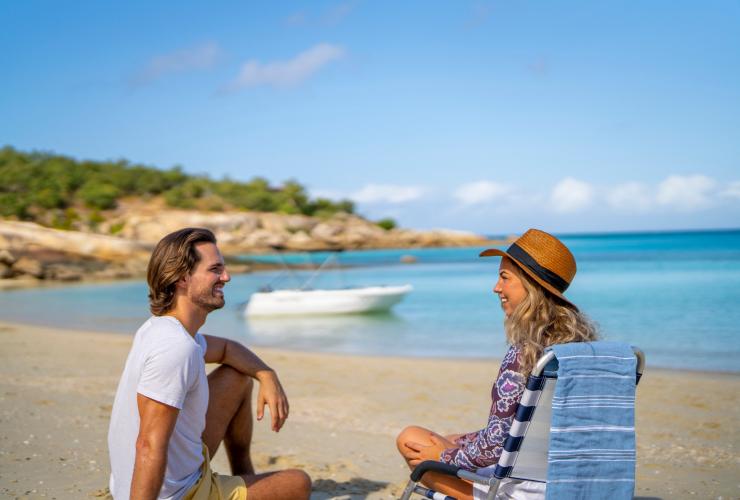 情侶在昆士蘭州蜥蜴島蜥蜴島度假村的靜謐海灘上享受悠閒時光©昆士蘭旅遊及活動推廣局
