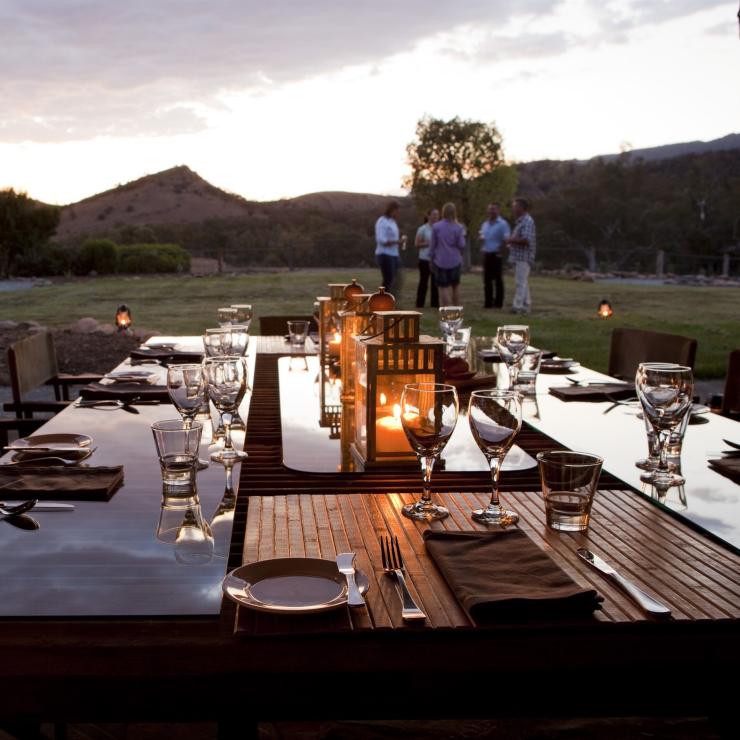 在南澳州（South Australia）阿卡巴保護區（Arkaba Conservancy）的餐桌上，觀賞費蓮達山脈（Flinders Ranges）周圍的迷人景致©阿卡巴私人野生保護園/Randy Larcombe