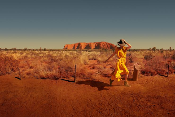 一個女人環繞著北領地烏魯魯-卡塔丘塔國家公園的烏魯魯底部漫步©澳洲旅遊局