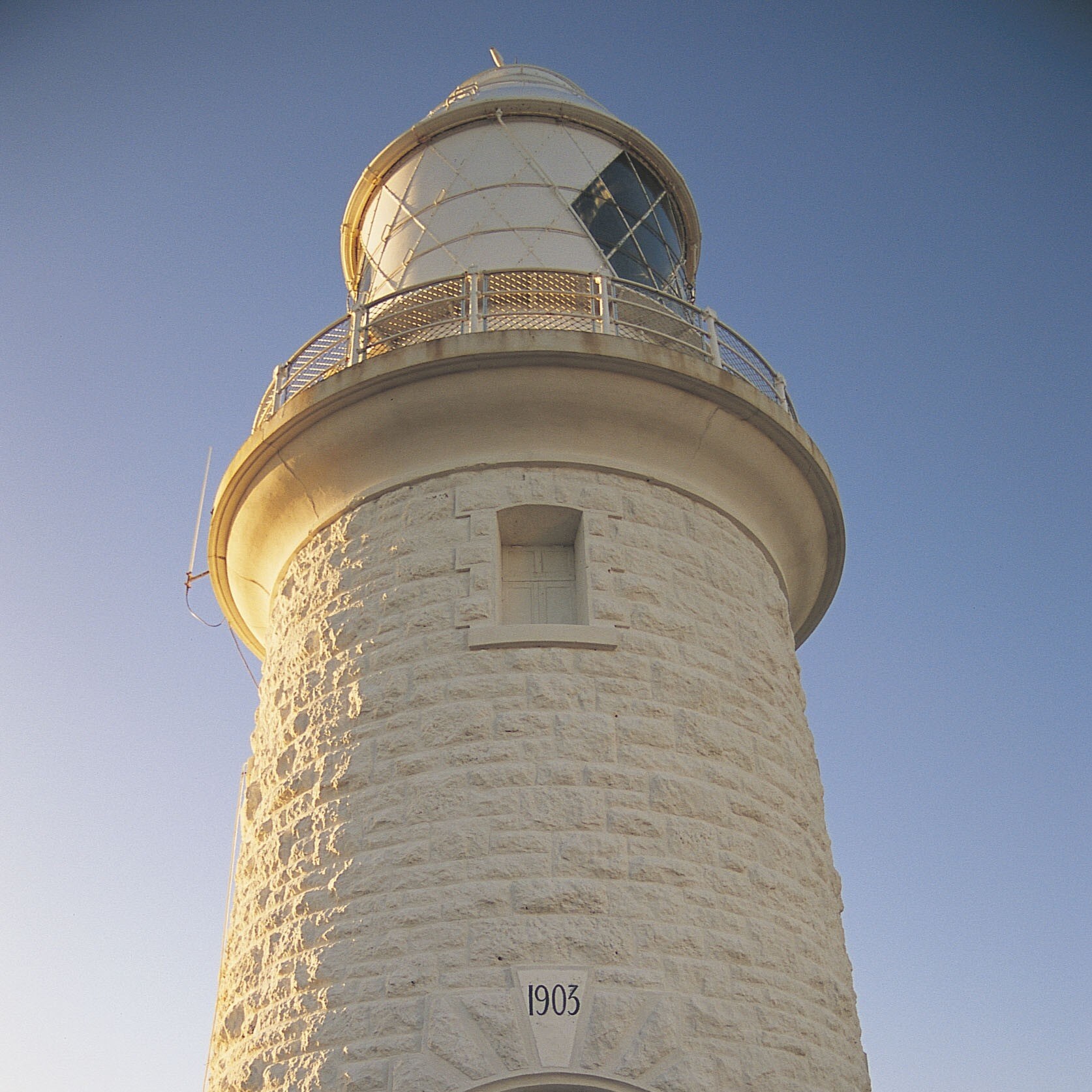 西澳鄧斯伯勒的博物學家角燈塔（Cape Naturaliste Lighthouse）©西澳州旅遊局