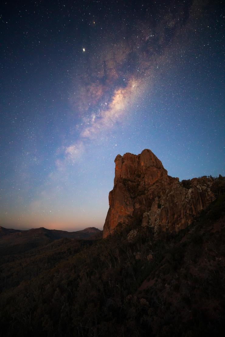 在岩石地形上欣賞閃閃發光的銀河©新南威爾士州旅遊局