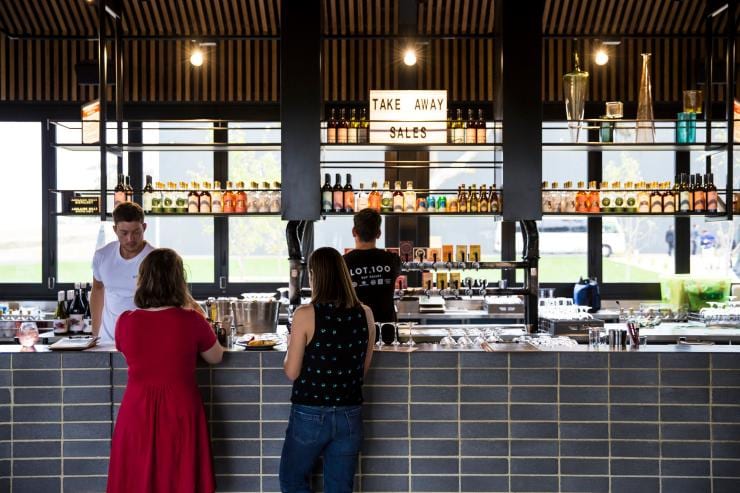 Due donne ordinano un drink al bar del Lot 100 © South Australian Tourism Commission