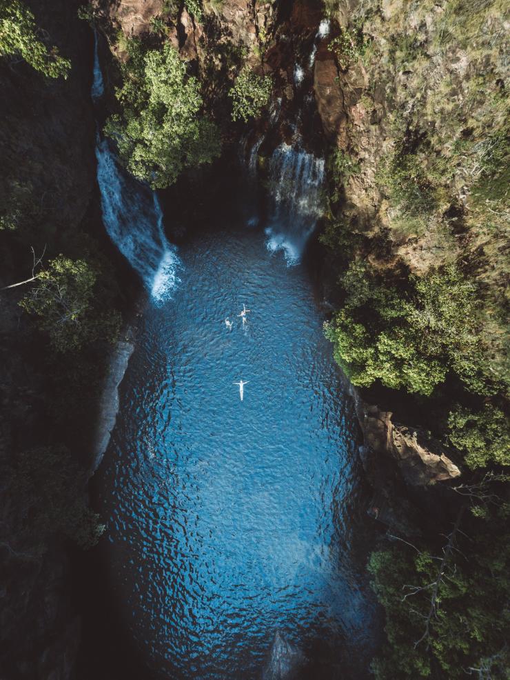 フローレンス滝の下の水場で泳ぐ © Tourism NT/Carmen Hute