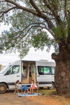  タンボ・ミル・モーテルでキャンピングカーの外に座る子供たち © Tourism and Events Queensland