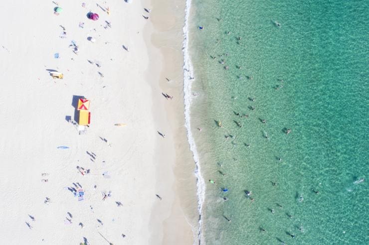 クイーンズランド州、ゴールド・コースト、バーレー・ヘッズの海と砂浜の空撮写真 © Tourism Australia