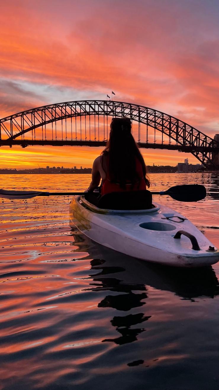 新南威爾士州悉尼海港中的獨木舟©澳洲旅遊局