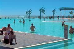 Cairns Esplanade Swimming Lagoon, Cairns, Grande Barrière de Corail, QLD © Tourism and Events Queensland