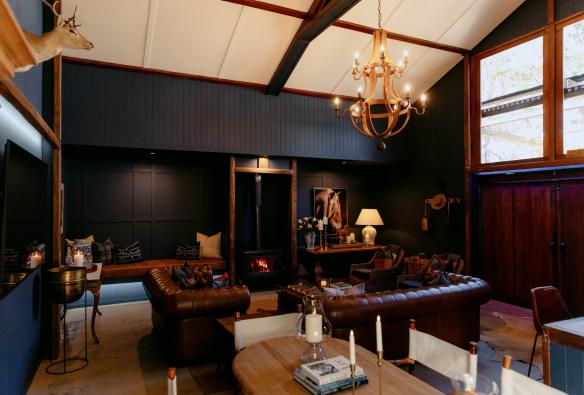Ein Wohnzimmer mit Ledersofas und einem Kronleuchter im Verandah House Country Estate, Tamborine Mountain, Queensland © Verandah House Country Estate