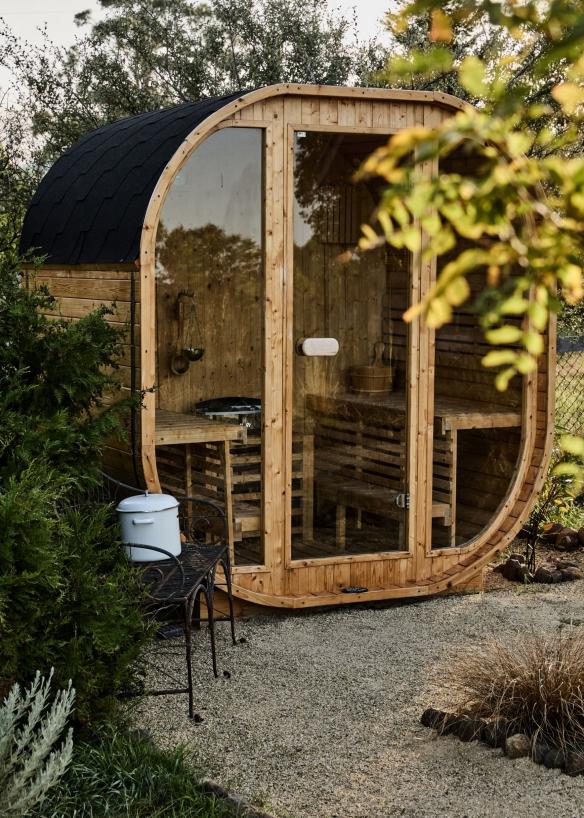 Eine Holzsauna in einem Garten, St Martins of Tasmania, Dunalley, Tasmanien © St Martins of Tasmania