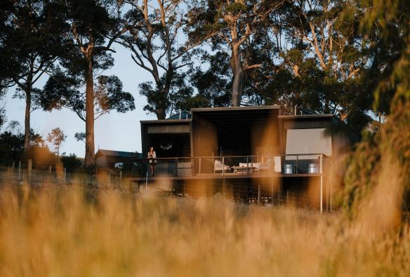 Eine Frau steht auf dem Balkon, Heyscapes Cabin, Denmark, Westaustralien © Jarrad Seng