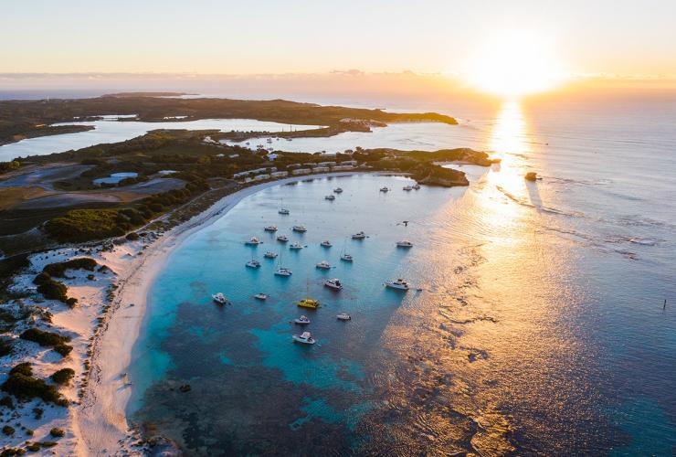Luftaufnahme eines Sonnenuntergangs über Rottnest Island, Perth, Westaustralien © Tourism Australia
