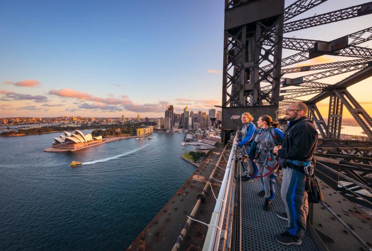 Kletterer genießen den Blick auf das Sydney Opera House, während sie die Sydney Harbour Bridge mit BridgeClimb erklimmen, Sydney, New South Wales © Destination NSW