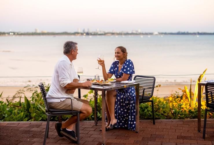 Ein Paar genießt ein Essen am Wasser im Pee Wee's at the Point, Darwin, Northern Territory © Tourism NT/Helen Orr