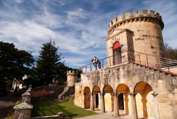 Ein Paar steht mitten in der Sandsteinarchitektur der Port Arthur Historic Site, Port Arthur, Tasmanien © Port Arthur Historic Site Management Authority
