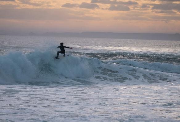 Ein Surfer beim Barrel-Riding bei Sonnenuntergang am Cape Woolamai, Phillip Island, Victoria © Tourism Australia