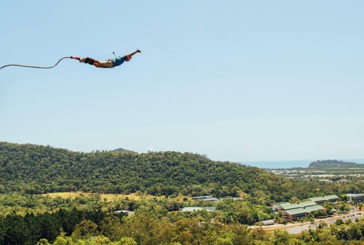 Eine Person in der Luft beim Bungee-Jumping in einem Wald mit AJ Hackett Bungy Jumping, Cairns, Queensland © Tourism Tropical North Queensland 