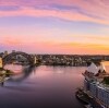 Luftaufnahme von Sydney Harbour in Sydney, in dem sich die Blau-, Rosa- und Goldtöne des Sonnenuntergangs spiegeln, New South Wales © Destination NSW