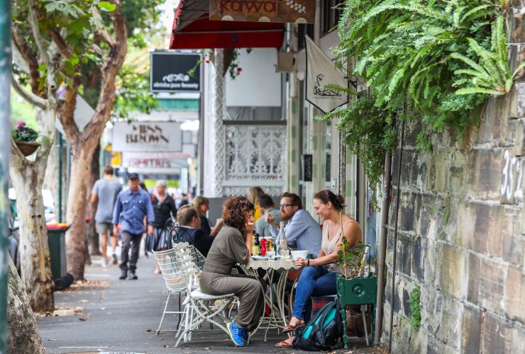 Eine geschäftige Straße in Surry Hills, in der Menschen an Tischen in Außencafés sitzen, Sydney, New South Wales © City of Sydney / Katherine Griffiths