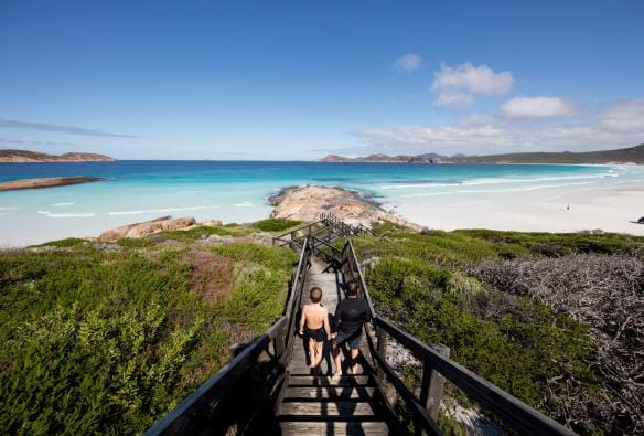 Pärchen auf der Promenade am Lucky Bay, Cape Le Grand National Park, Westaustralien © Tourism Western Australia