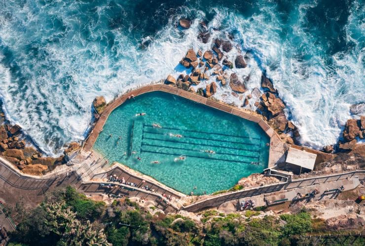 Luftansicht von Schwimmern in Bronte Baths, Sydney/Warrane, New South Wales © Tourism Australia