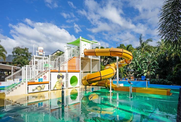Ein farbenfroher Wasserpark für Kinder mitsamt einer großen Wasserrutsche im Turtle Beach Resort, Gold Coast, Queensland © Turtle Beach Resort