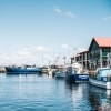Blaue Boote im ruhigen Wasser von Hobart Harbour in Hobart, Tasmanien © Adam Gibson