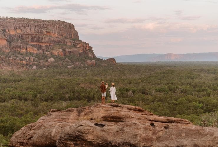 Eine Familie blickt vom Aussichtspunkt „Nawurlandja Lookout“ auf die raue Landschaft, Kakadu National Park, Northern Territory © Tourism NT/@aswewander 