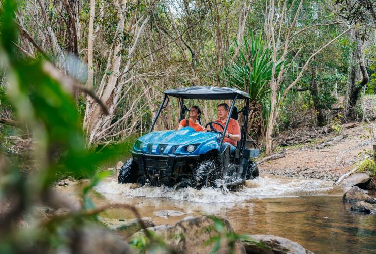 Zwei Personen fahren bei einer selbstgeführten Allradtour auf dem Gelände der Kur-Cow Barnwell Farm, Kuranda, Queensland © Tourism and Events Queensland