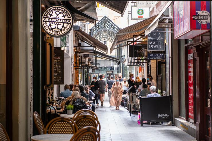 Eine Gasse mit Menschen, die an Tischen im Freien sitzen, Block Place, Melbourne, Victoria © Visit Victoria
