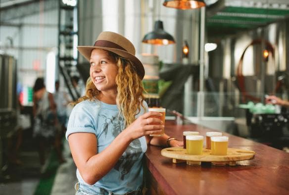 Eine Frau verkostet Bier in der Stone and Wood Brewing Company, Byron Bay, New South Wales © James Horan, Destination NSW