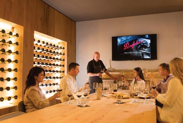 Weinprobe auf dem Weingut Penfolds Magill Estate, Magill, Südaustralien © South Australian Tourism Commission