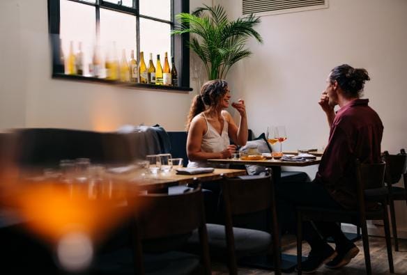 Ein Paar trinkt Wein im Dier Makr, Hobart, Tasmanien © Osborne Images