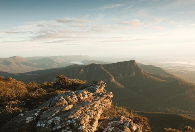 Eine üppige Hochlandlandschaft im goldenen Sonnenlicht, Mount William, Grampians National Park, Victoria © Visit Victoria