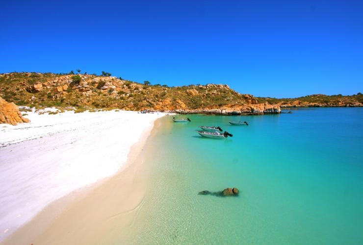 Ausflugsboote an einem weißen Sandstrand, True North, Kimberley Region, Westaustralien © True North