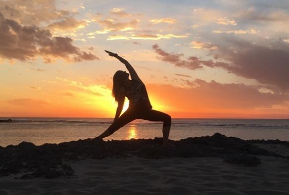 Eine Person in Yogastellung mit Blick auf den Ozean während des Sonnenuntergangs im Injidup Spa Retreat, Yallingup, Margaret River Region, Westaustralien © Devahiti Yoga & Bodywork