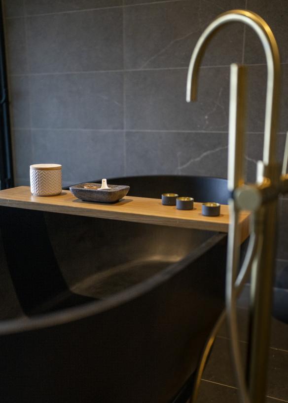 Eine luxuriöse schwarze Badewanne in einer Suite im Eden Health Retreat, Currumbin Valley, Queensland © Tourism and Events Queensland