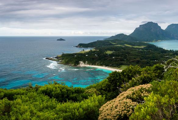 Die üppig grünen Gipfel, das strahlend blaue Wasser und die weißen Sandstrände von Lord Howe Island von der Spitze des Malabar Hill aus, New South Wales © James Vodicka