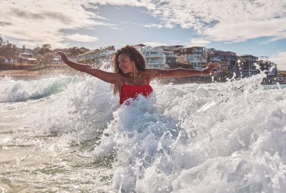 Schwimmerin am Bondi Beach, Sydney, New South Wales © Destination NSW