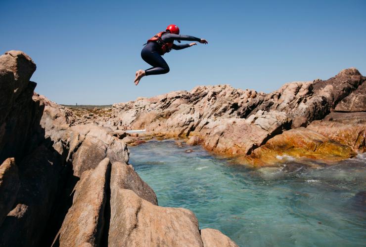 Schwimmer springt bei einer Margaret River Adventure Co Tour ins Wasser, Margaret River, Westaustralien © Tourism Australia 